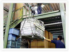 荷おろしと袋開け作業 : 写真